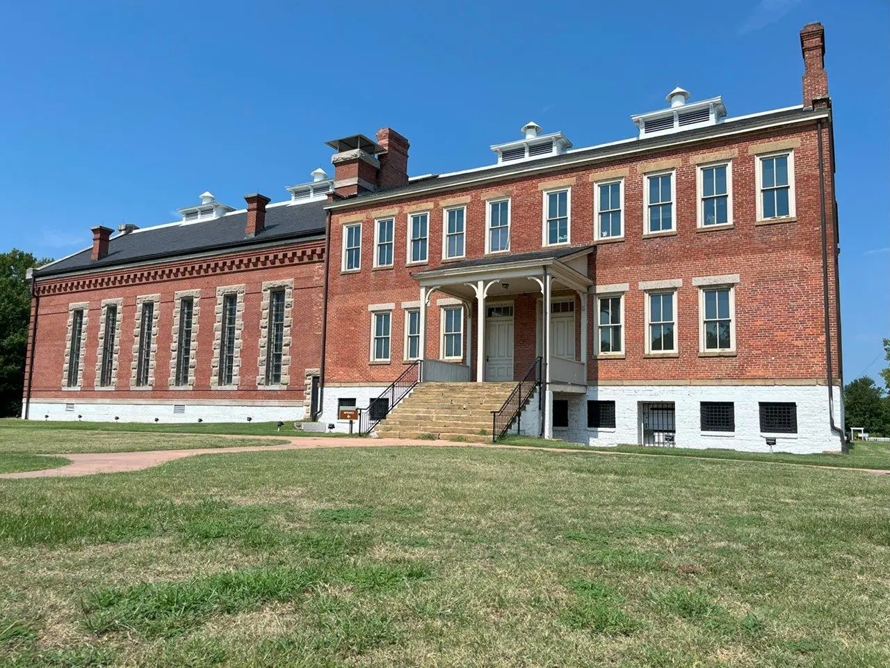 A large brick building with stairs leading to the top.